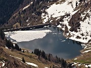 56 Zoom dal Passo San Marco sul Lago di Valmora in avanzato disgelo